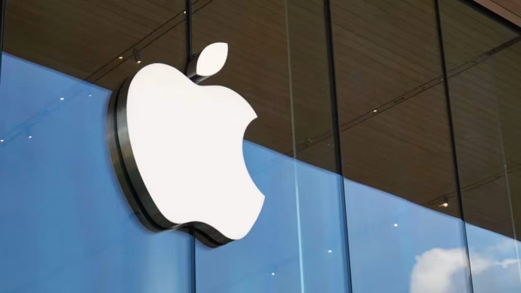 Logotipo da Apple na fachada de um edifício de vidro, ilustrando a aquisição da startup de IA de áudio Q.ai por US$ 2 bilhões.