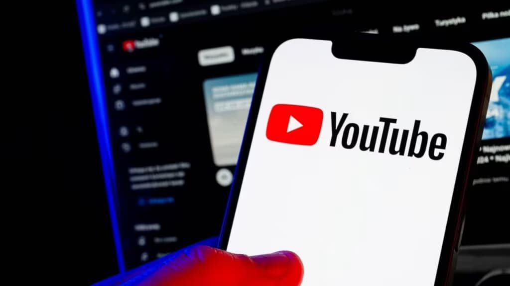Smartphone com o logotipo do YouTube, ilustrando a integração da IA Google Veo3 para criação de vídeos.