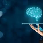 Ilustração de um profissional segurando um tablet que projeta um cérebro de inteligência artificial, representando a profissão de Engenheiro de IA, destaque no LinkedIn em 2026