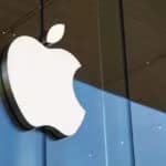 Logotipo da Apple na fachada de um edifício de vidro, ilustrando a aquisição da startup de IA de áudio Q.ai por US$ 2 bilhões.