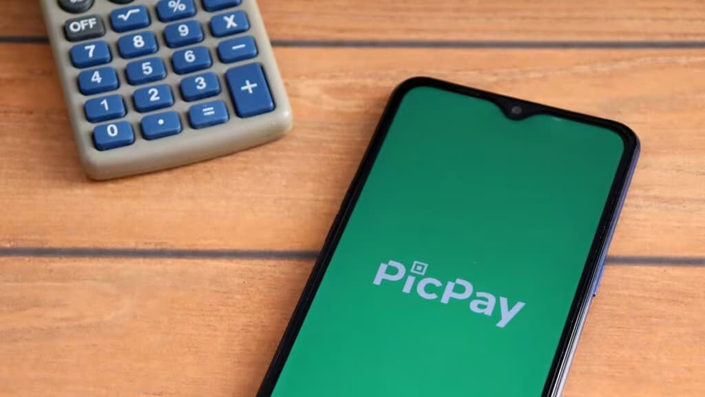Smartphone exibindo o logotipo do PicPay, ilustrando o sucesso do IPO na Nasdaq e a alta demanda de investidores globais.