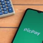 Smartphone exibindo o logotipo do PicPay, ilustrando o sucesso do IPO na Nasdaq e a alta demanda de investidores globais.
