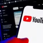 Smartphone com o logotipo do YouTube, ilustrando a integração da IA Google Veo3 para criação de vídeos.
