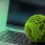 Servidores de data center com luzes verdes, simbolizando a eficiência energética e o conceito de Green Coding na tecnologia.