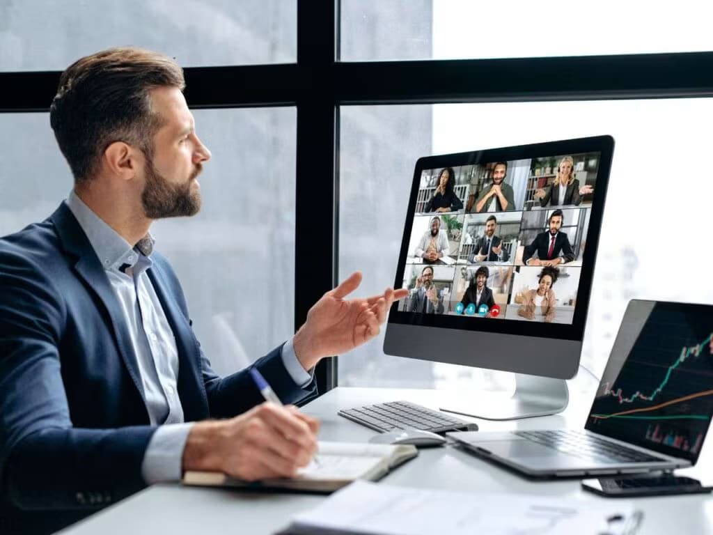 Homem de negócios participando de uma reunião online por videoconferência com tradução simultânea.